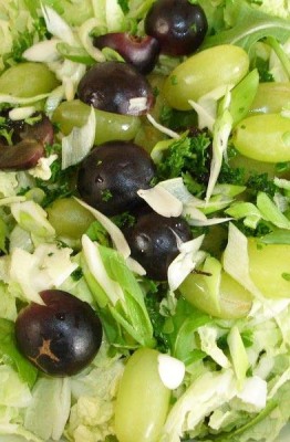 Ensalada de repollo con uvas